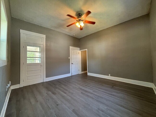 Building Photo - RENT THIS 3 BEDROOM 2 BATH AVAILABLE NOW