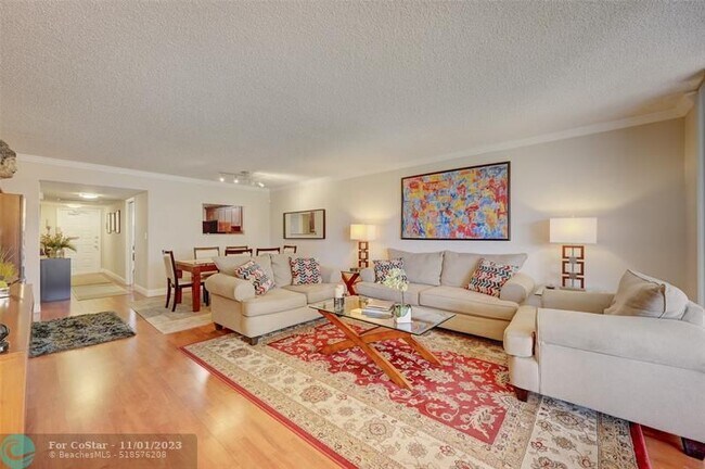 Foto del edificio - 823 Cypress Blvd