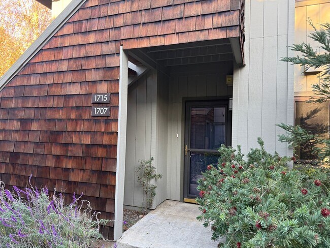 Foto del edificio - Remodeled Condo