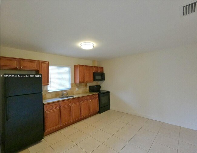 Building Photo - 4906 Serafica Dr
