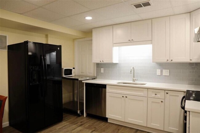 Building Photo - 1600 Deer Cliff Ct
