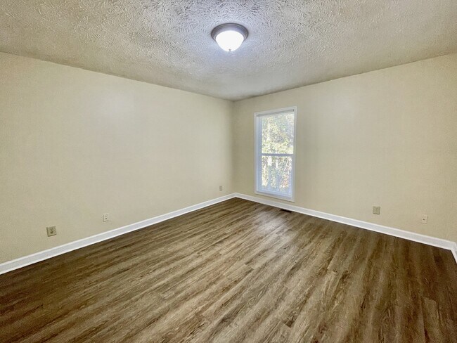 Foto del edificio - 2 bedroom, 1.5 bathroom townhome in Creeks Edge. Accepts Section 8.