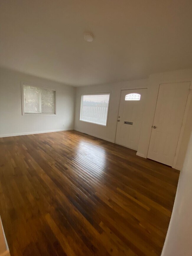Building Photo - 4 bedroom 1 bath beautifully remodeled hom...