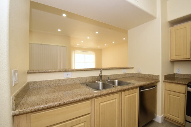 Foto del edificio - Upgraded & Charming Two-Bedroom Condo with Prime Location At Coronado Palms!