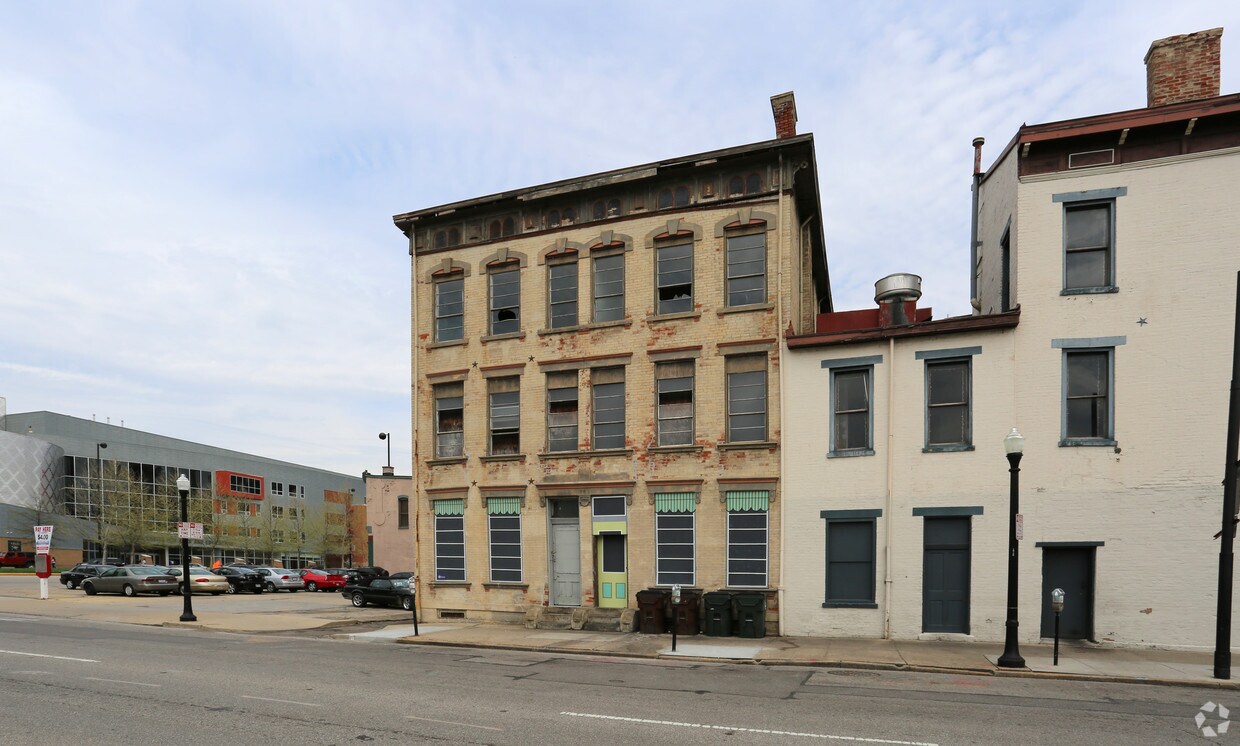Primary Photo - 1008-1010 Elm St