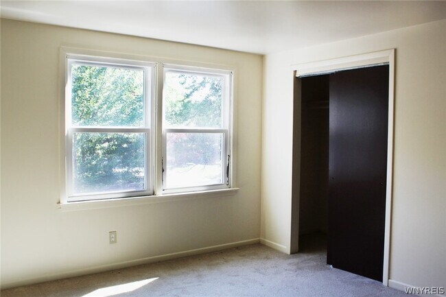 Building Photo - 140 Ayrault Dr