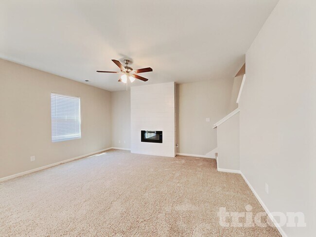 Foto del edificio - 404 Willow Creek Dr