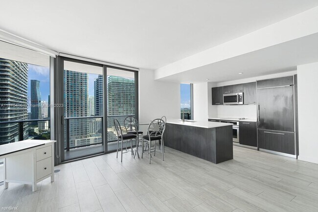 Building Photo - 2 br, 2 bath Condo - 45 SW 9th St Apt 2203