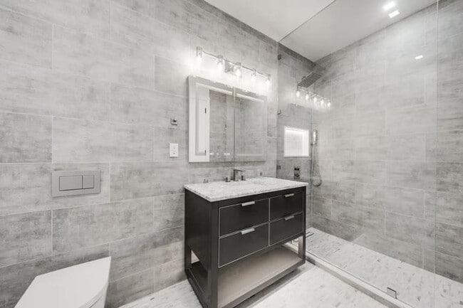 Building Photo - 547 W 47th St