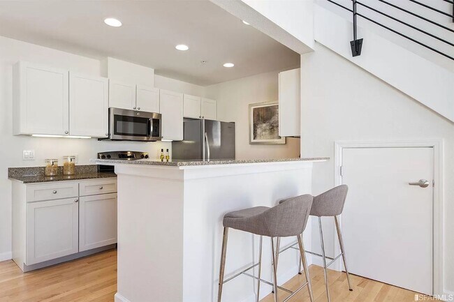 Building Photo - Top Floor Condo Available Now!!