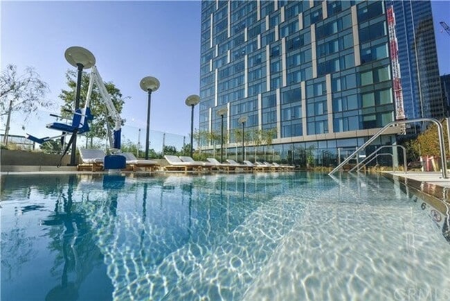 Building Photo - Amazing Views - 1 Bedroom 1 1/2 Luxury Con...