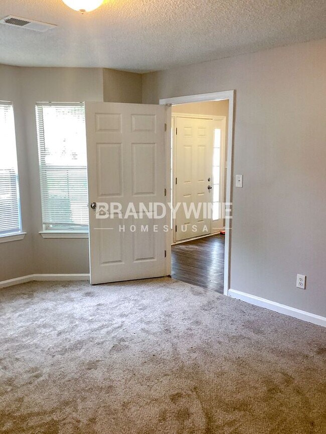 Building Photo - Spacious and Alluring 5BR! Can't be missed!