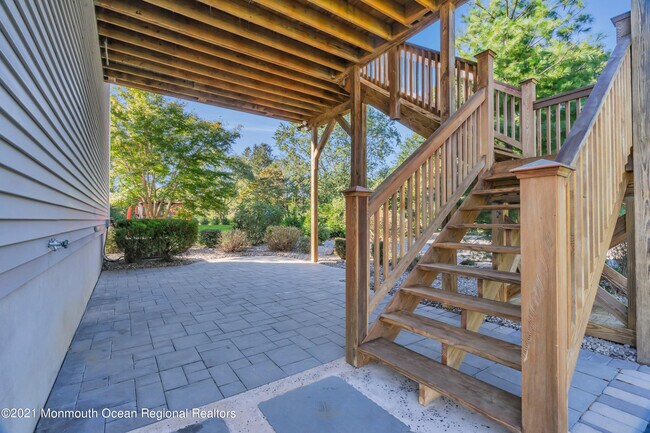 Building Photo - 13 Monroe St