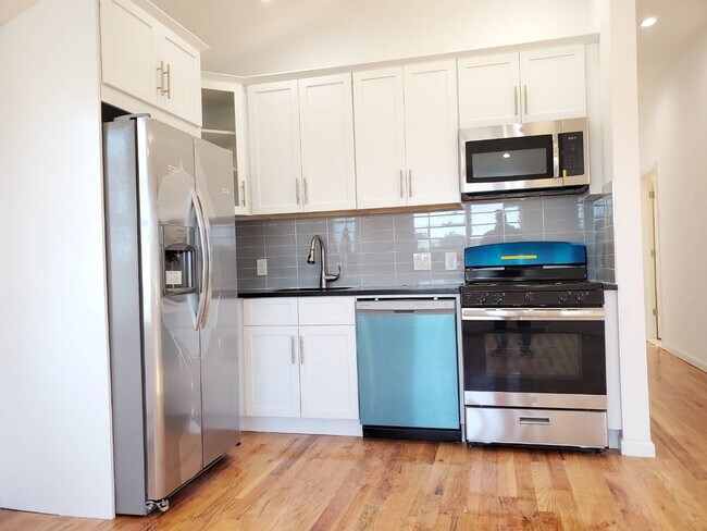Building Photo - 437 B 28 St
