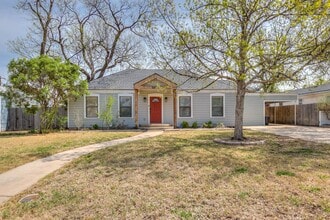 Building Photo - 2205 Live Oak St