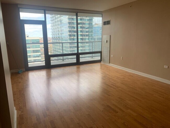 Foto del edificio - 1350 S Indiana Ave
