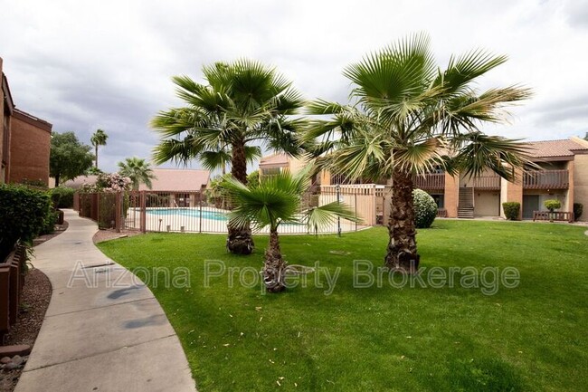 Foto del edificio - 2121 W Royal Palm Rd