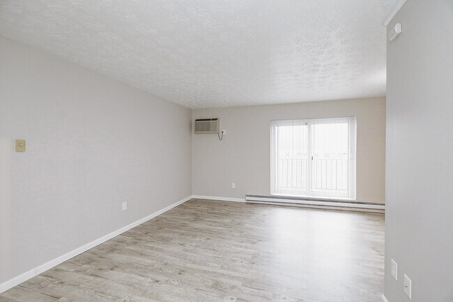 Sala de estar con balcón con vista - The Evalee Apartments