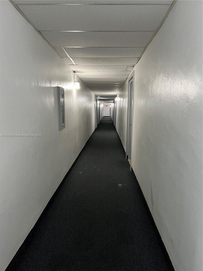 Foto del edificio - 250 180th Dr