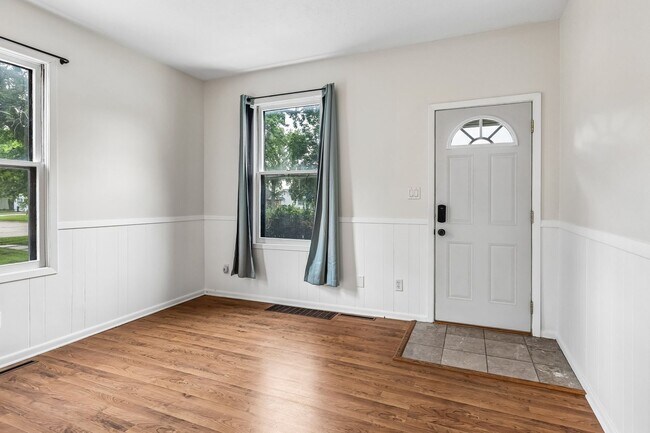 Building Photo - 535 N Pebble St