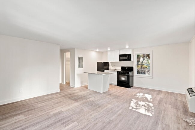 Building Photo - STUDIO UNIT! Buckhead/Brookhaven Parkside ...