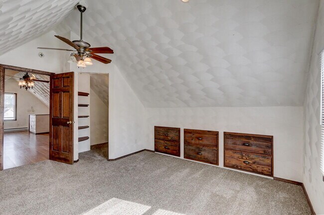 Cama en el tercer piso - 1724 S 63rd St