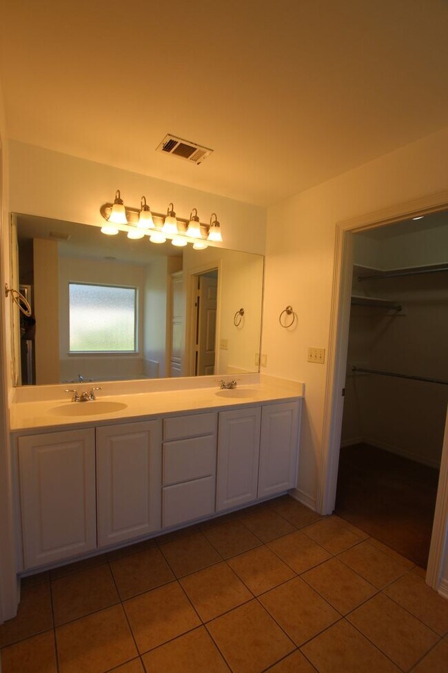 Foto del edificio - Coming soon! Large 4 bedroom rental in Tyler!