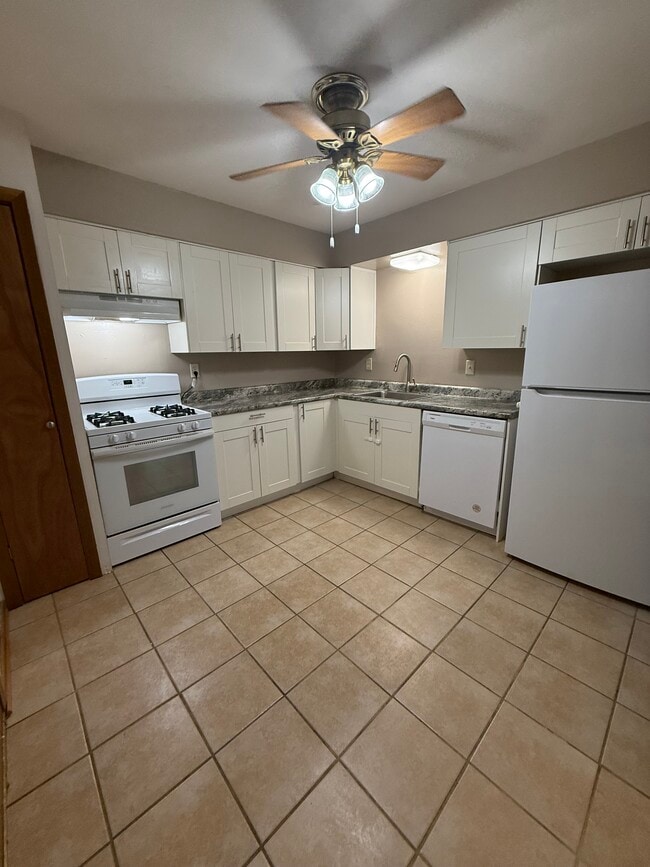 Kitchen - Evergreen Terrace Apartments