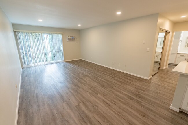 Interior Photo - 1635 North Martel Avenue