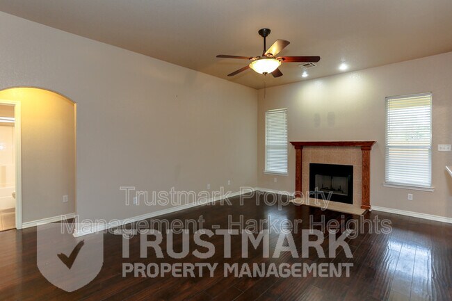 Foto del edificio - 6007 Lolly Loop