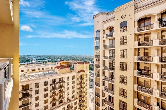 Building Photo - 701 S Olive Ave