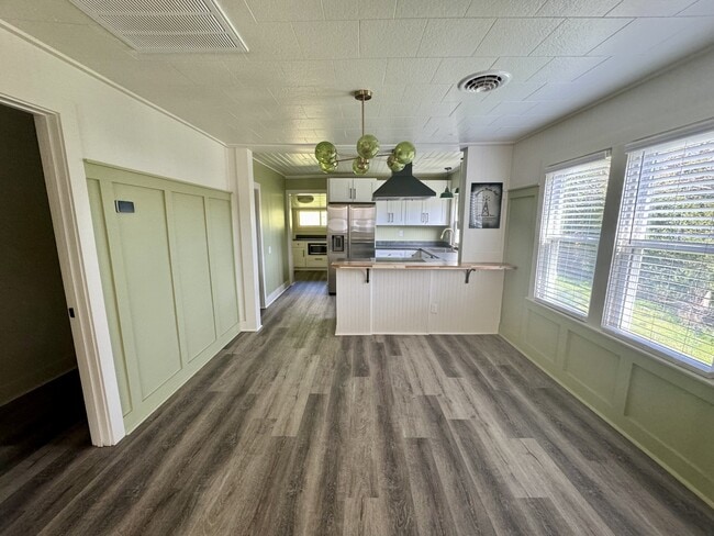 Building Photo - 706 Pear Dr