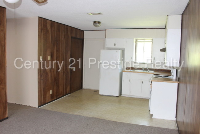 Building Photo - 1405 Stamps St