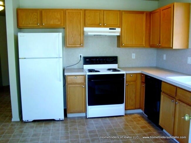 Building Photo - Beautiful 2-Story Row Home! Lawn Maintained!