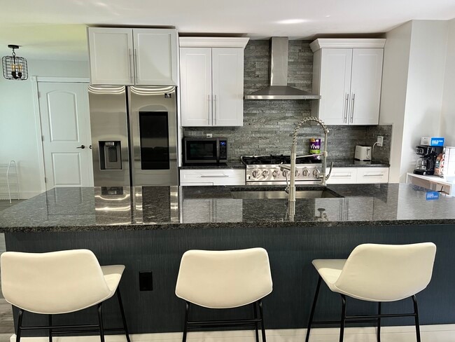 Building Photo - 11405 Central Dr W