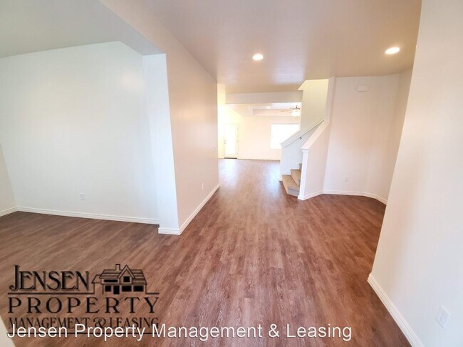 Building Photo - 6 br, 3.5 bath House - 3358 East Livia Drive