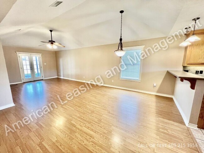 Foto del edificio - **COMING SOON**  3 bedroom 2 full baths in...