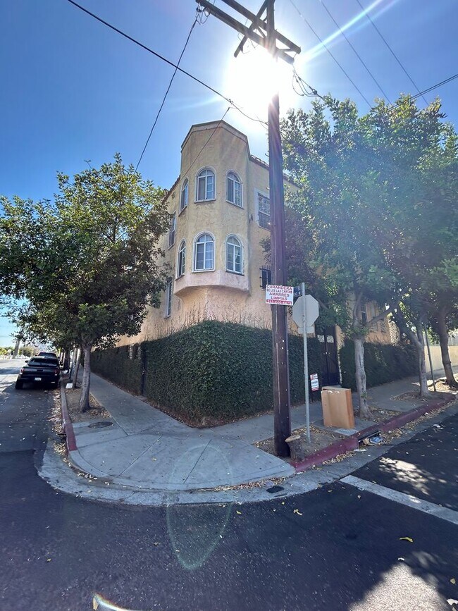 Building Photo - 1102 S Mariposa Ave