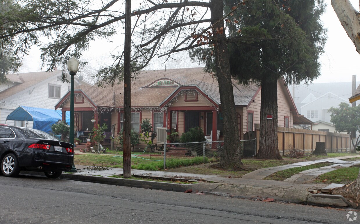 Building Photo - 422 W Main Ave