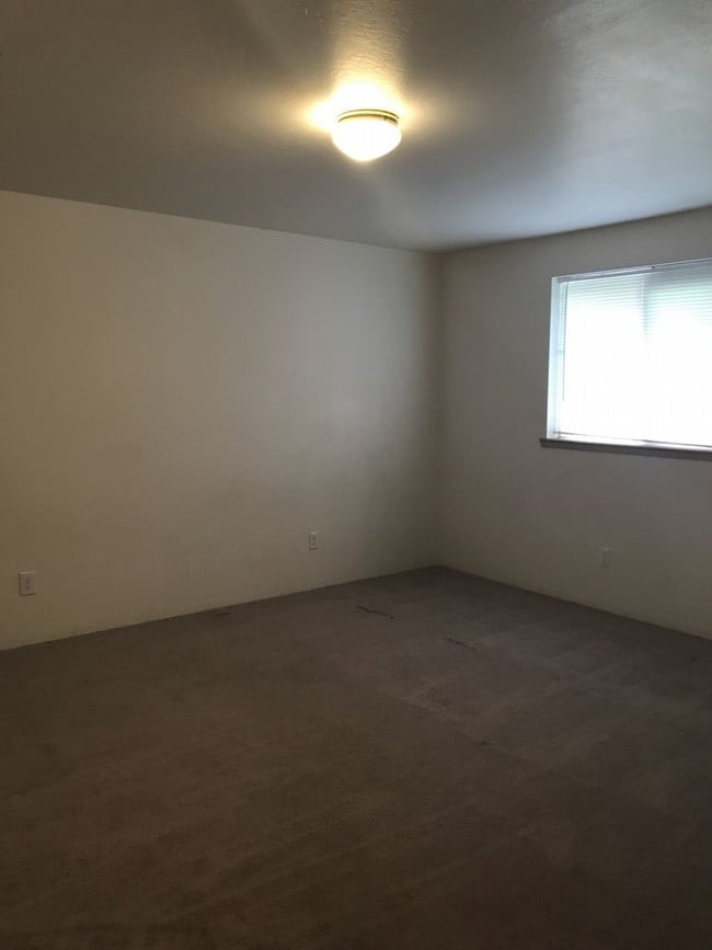 Building Photo - Northeast Medford Townhome