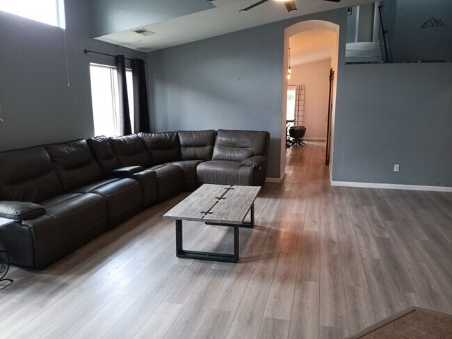 Foto del edificio - Cozy 4 bedroom, 2.5 bathroom home! Showing...