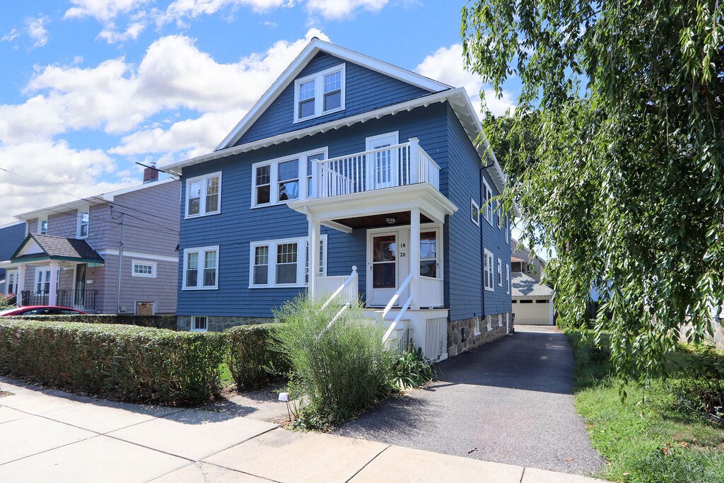 Great Apartment Upper Two Floors - 20 Zeller St