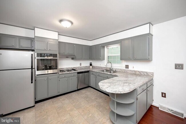 Foto del edificio - 130 Falmouth Dr