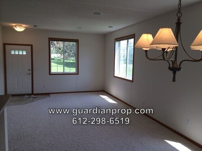 Foto del edificio - End Unit Townhouse for October 1 Close to ...