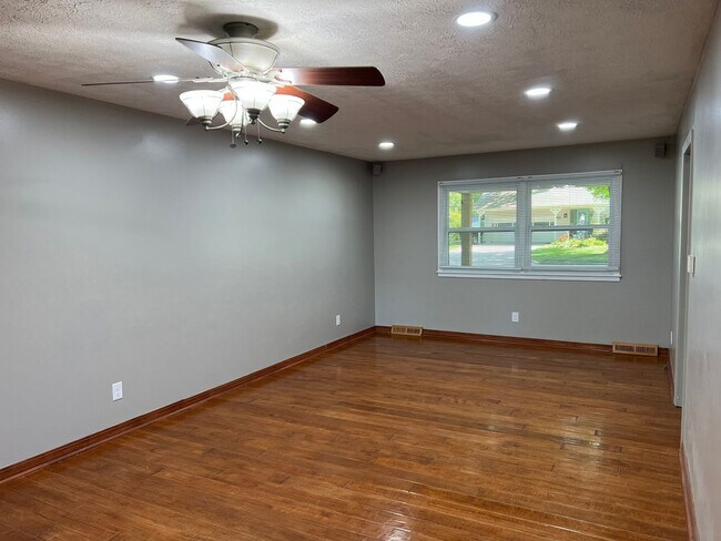 Foto del edificio - Recently Remodeled 3 Bed / 2 Bath near Mercy Hospital