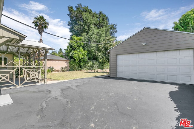 Building Photo - 15436 Camarillo St