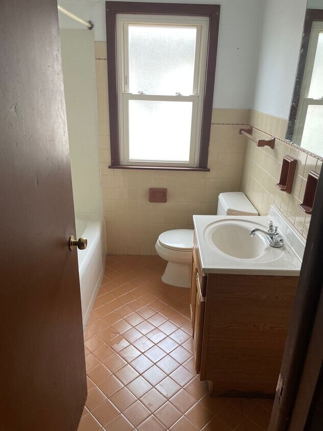 Foto principal - Newly Renovated 3-Bedroom Upper Flat Near ...