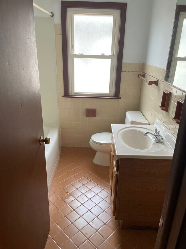 Building Photo - Newly Renovated 3-Bedroom Upper Flat Near ...