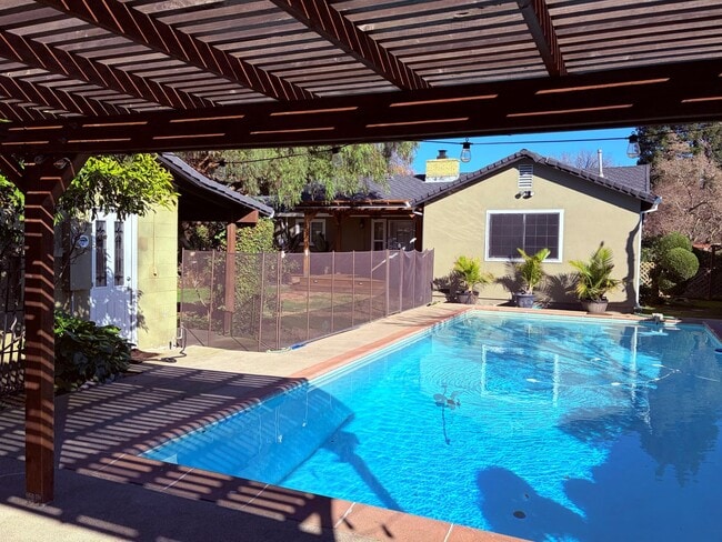 Foto del edificio - 2 Bedroom home, plus ADU, in Little Pocket