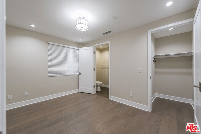Foto del edificio - 1400 N Fuller Ave